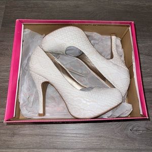 🆕 White Lace Heels - 4” Height - Size 7.5